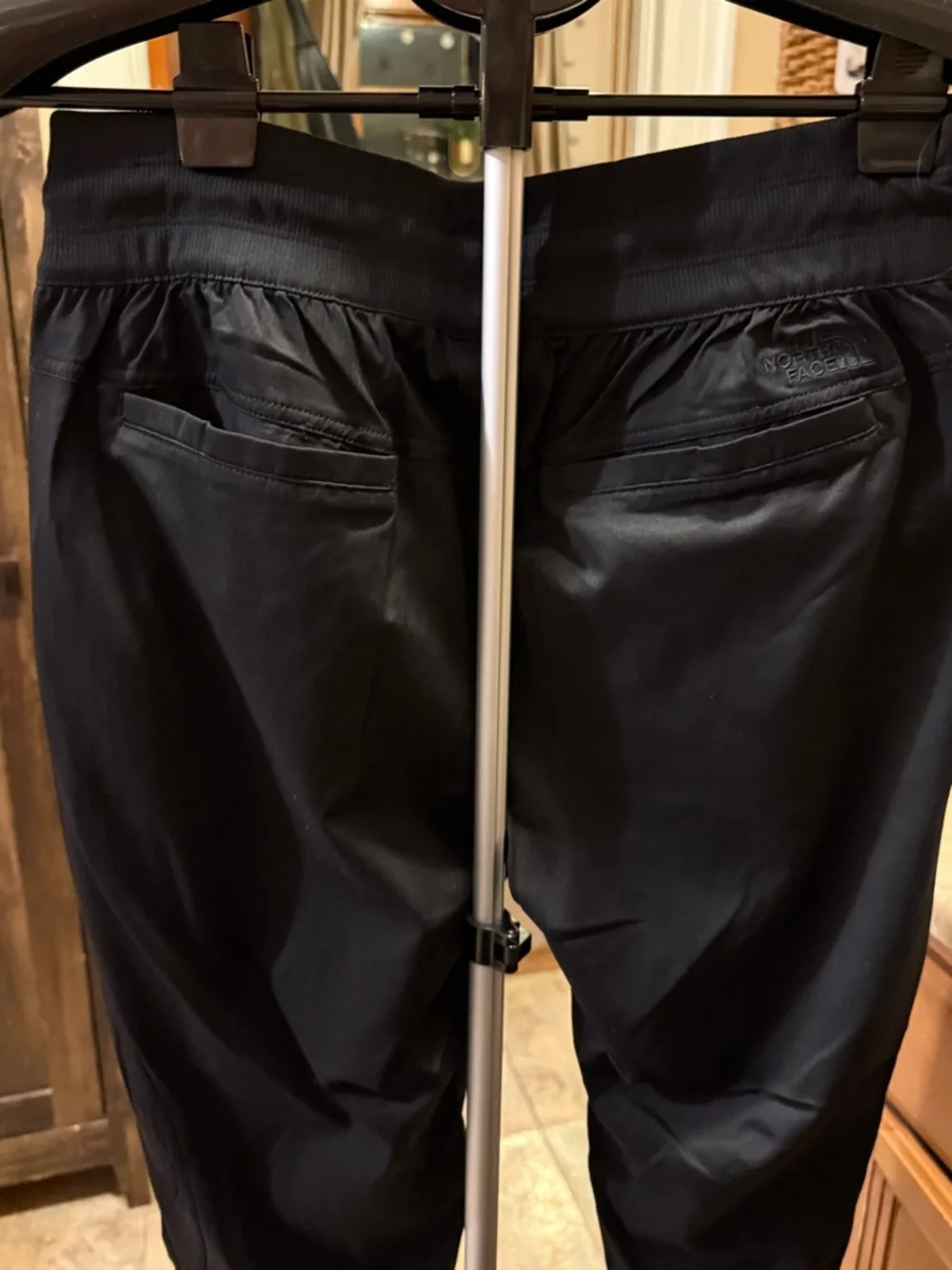 The North Face woman's like new Black Jogger pants size M - Picture 4 of 8